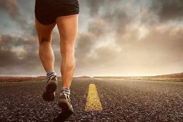 Jambes d'un coureur sur route