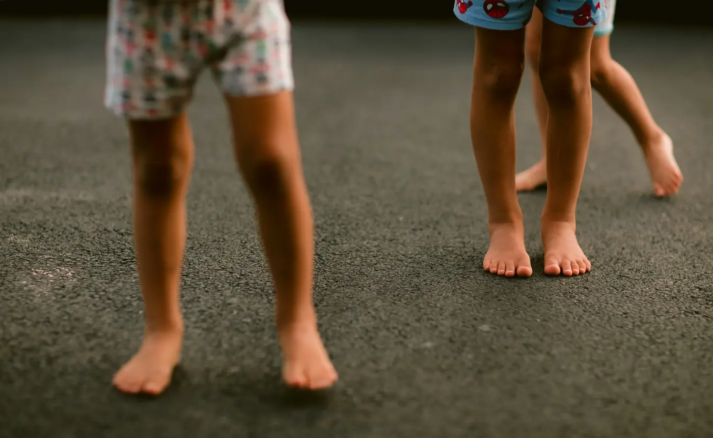 Jambes d'enfants pieds nus